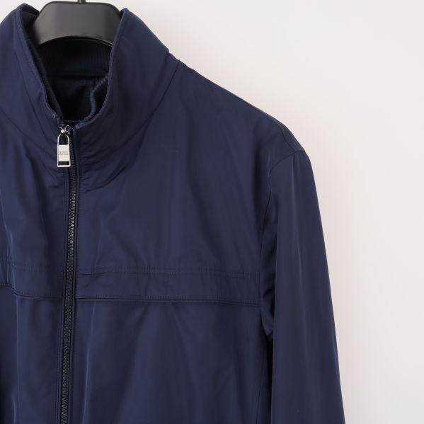 Närbild på ståkrage med dragkedja