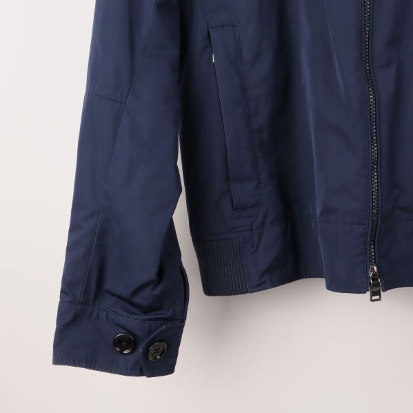 Ärm med knappdetaljer på marinblå jacka