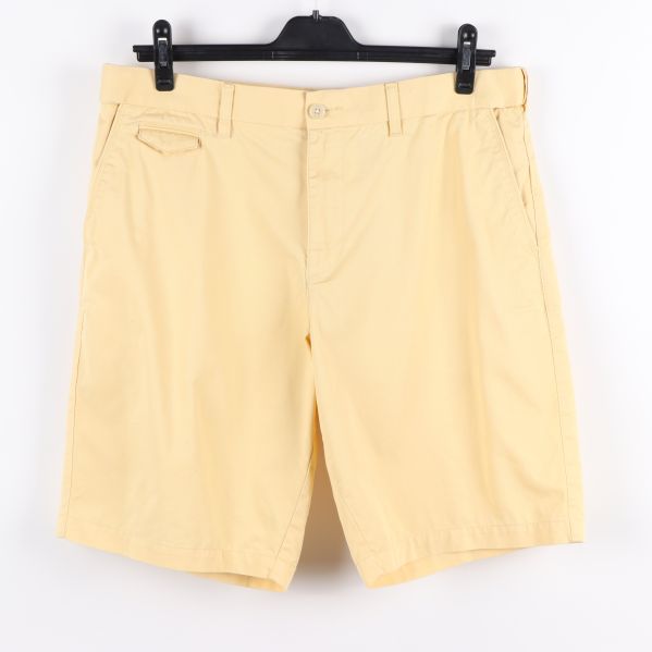 Framsida av gula chino shorts