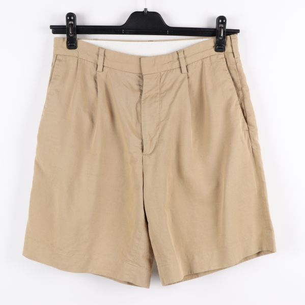Beige shorts framifrån 