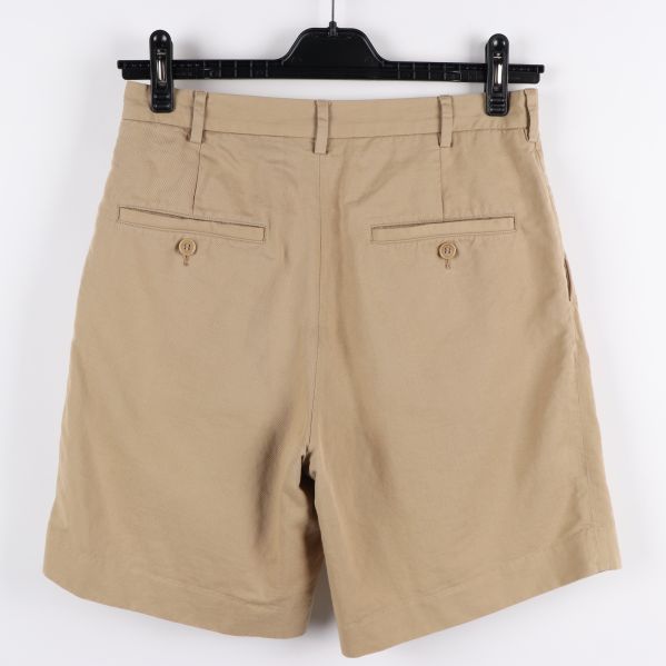 Beige shorts bakifrån 