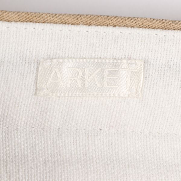 Arket-märke på insidan av shortsen