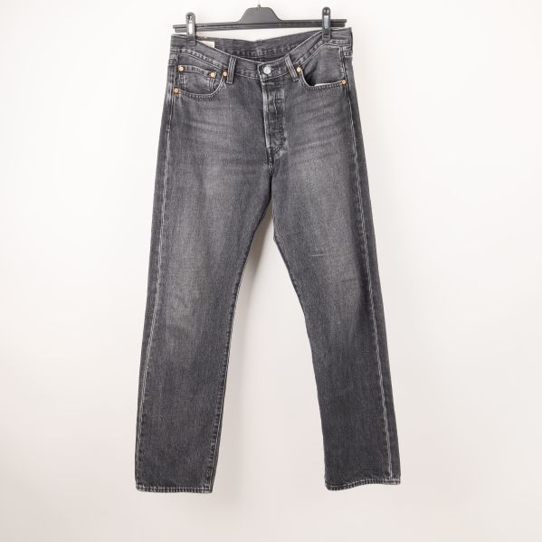 Framsida av mörkgrå jeans på galge