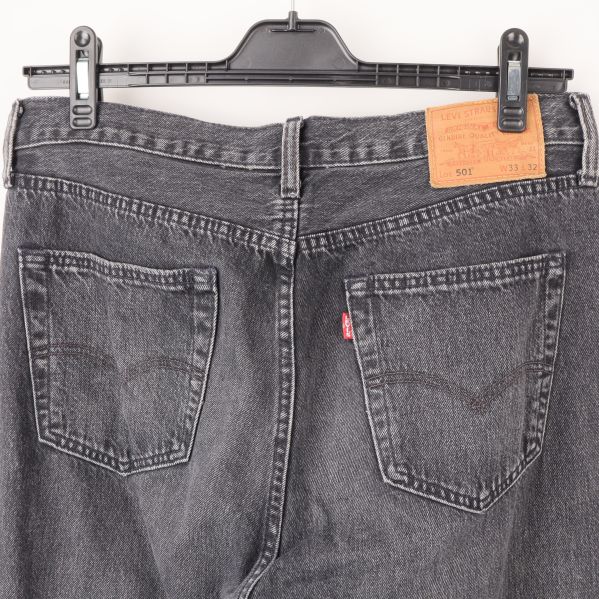 Baksida jeans med läderetikett
