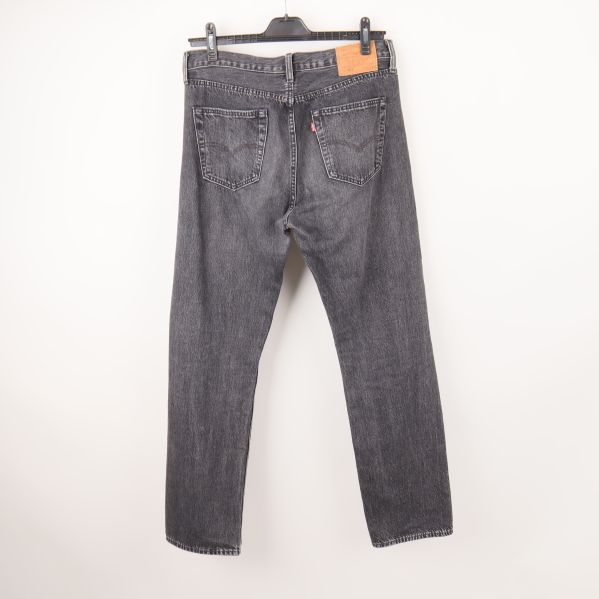 Baksida av mörkgrå jeans med fickor