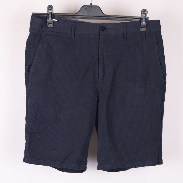 Framsida av mörkblå shorts