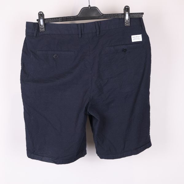 Baksida av mörkblå shorts