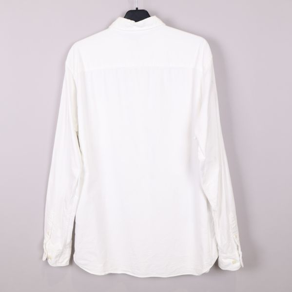 Vit skjorta bakifrån 