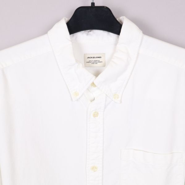 Närbild av skjortans krage och knappar