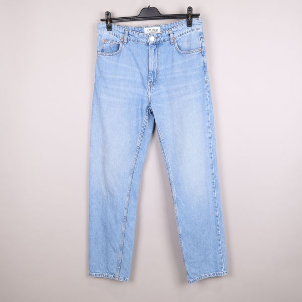 Ljusblå jeans framifrån med fickor