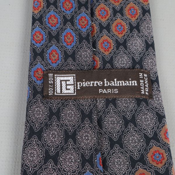 Närbild av Pierre Balmain märke på slips