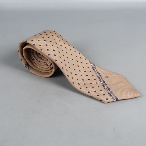 Rullad beige slips med prickar
