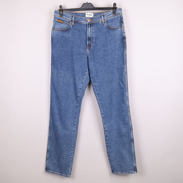 Framsida av blå jeans på galge
