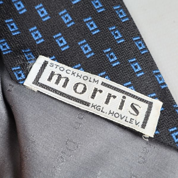 Närbild på slipsens etikett morris