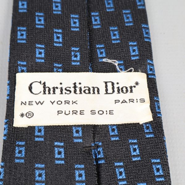 Närbild på slipsens etikett Christian Dior