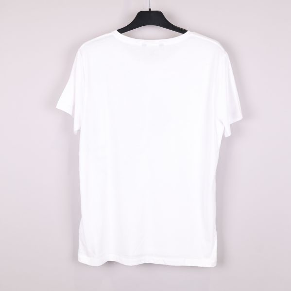 Baksida av vit t-shirt utan mönster
