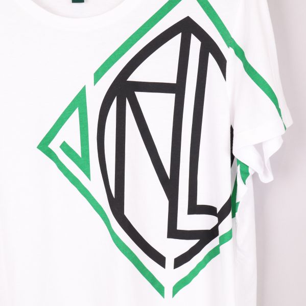 Närbild på grafiskt mönster på vit t-shirt