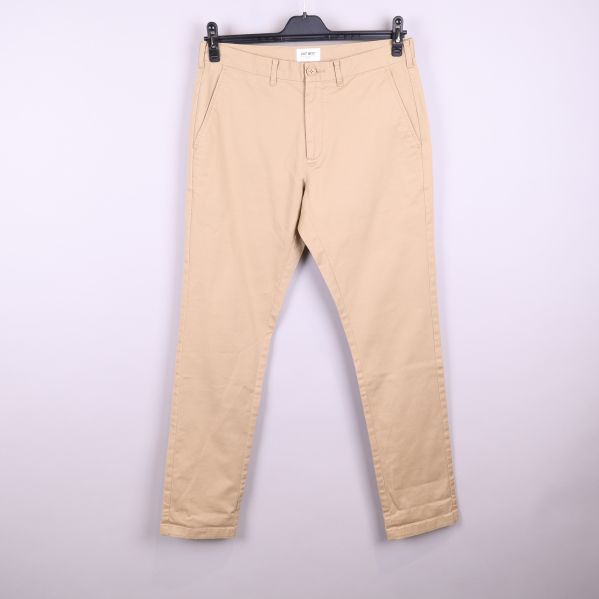 Beige chinos framifrån 