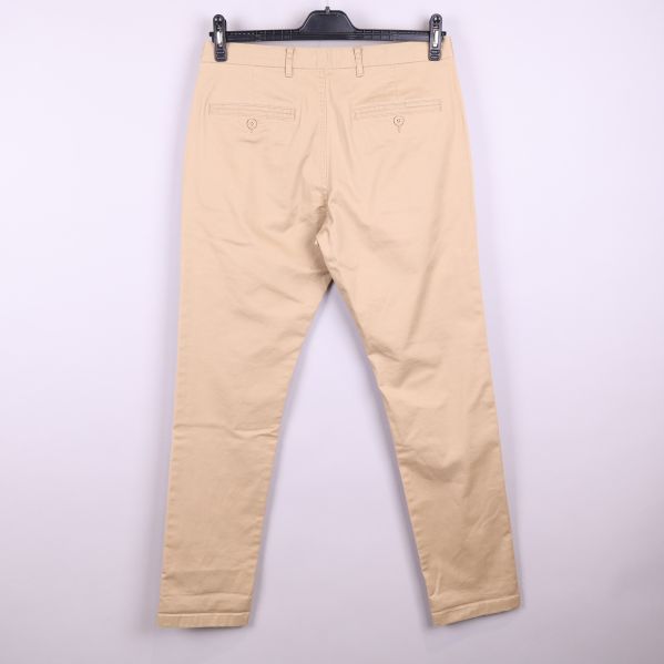 Beige chinos bakifrån 