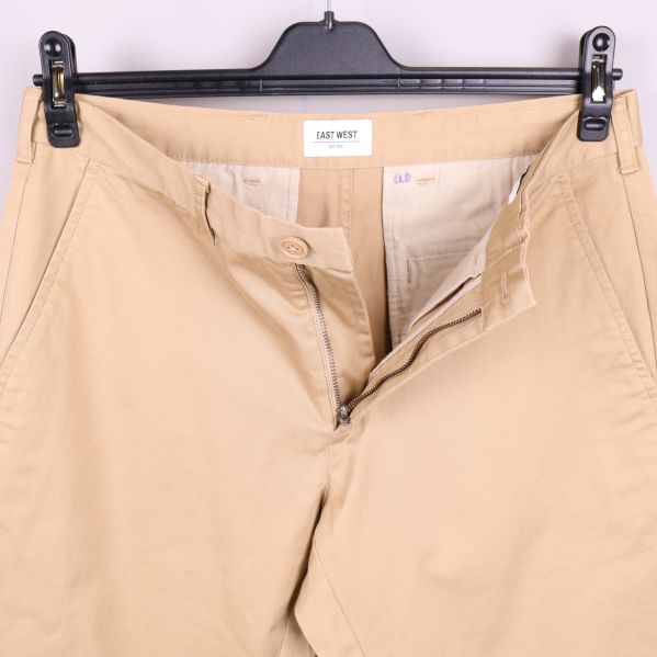 Närbild av chinos dragkedja och knapp