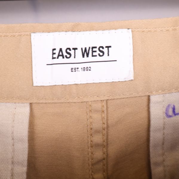 East West etikett inuti byxorna