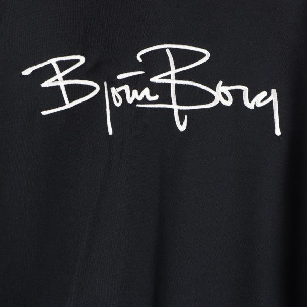 Detaljerad närbild av broderad logo