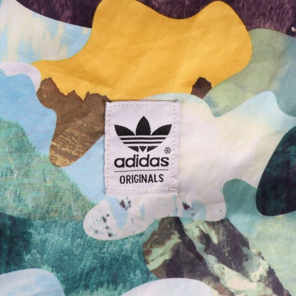Närbild på gympapåsens adidas-märke