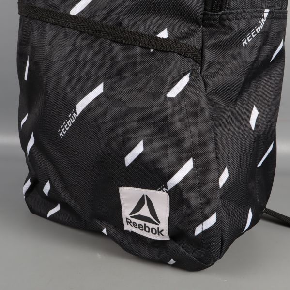 Närbild av Reebok-logga på ryggsäck