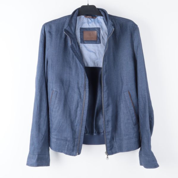 Mörkblå etikett med Massimo Dutti-logotyp