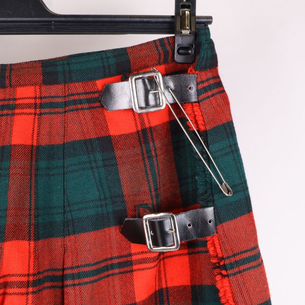 Närbild på kiltens metallspännen