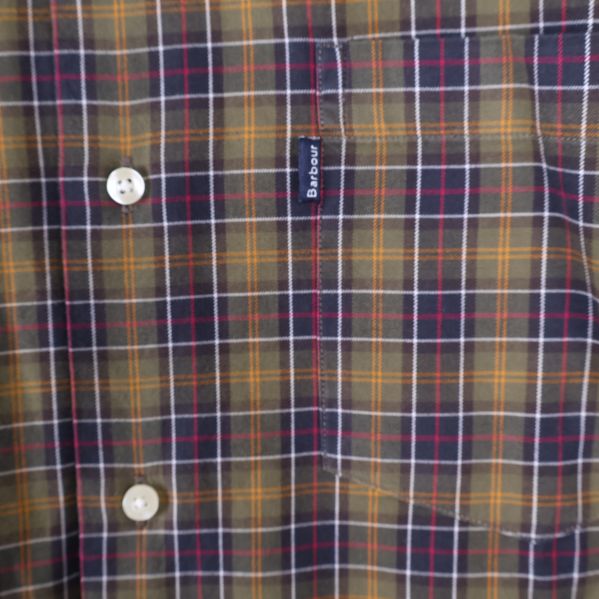 Närbild på skjortan och Barbour etikett