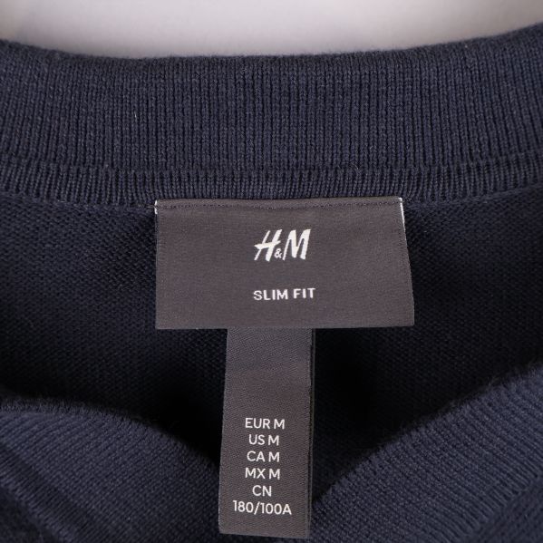 Närbild på H&M etikett på tröja