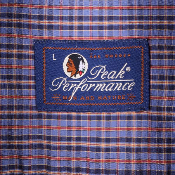 Peak Performance etikett på skjortan