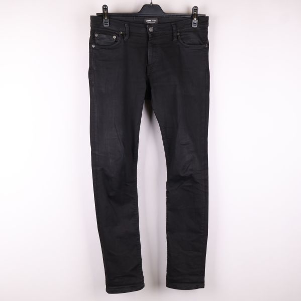 Framsidan av svarta jeans 