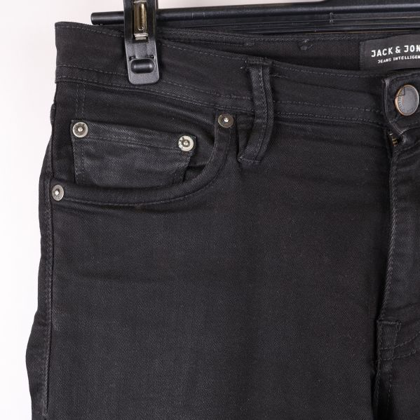 Framsidan av jeans med fickdetaljer