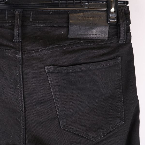 Bakficka och etikett på jeans