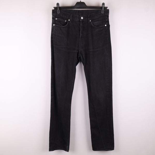 Framsida av svarta jeans