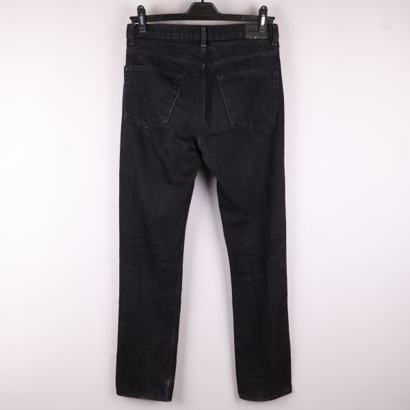 Baksida av svarta jeans med fickor