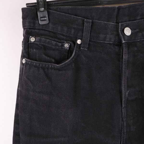 Närbild av jeans med knapp och fickor