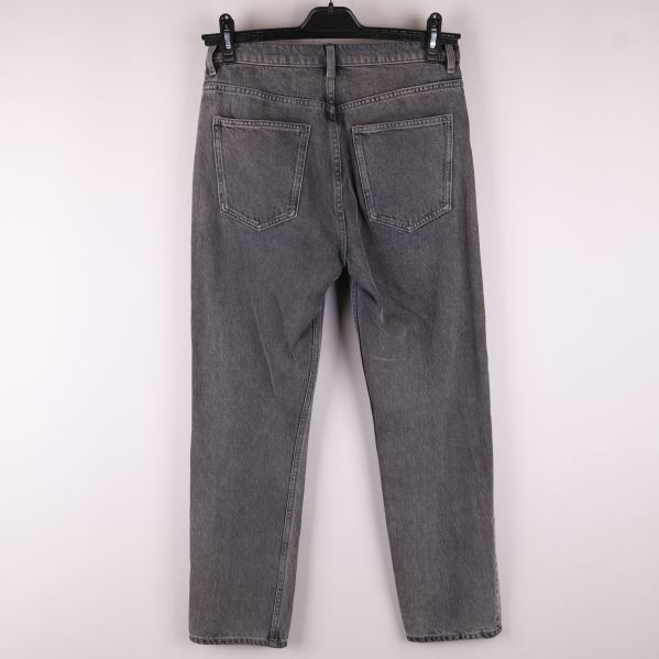 Baksidan av grå jeans 