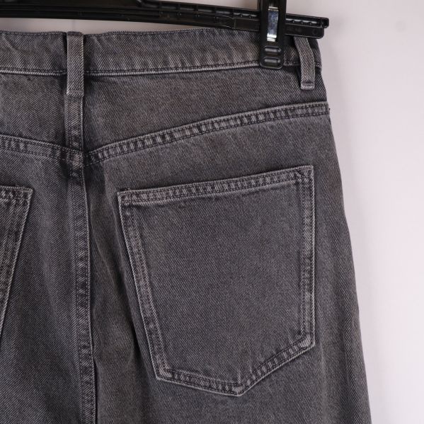 Närbild av bakficka på grå jeans