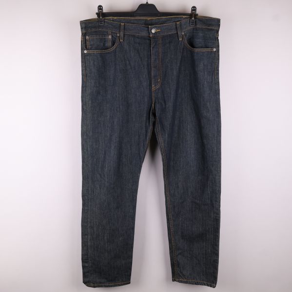 Jeans framifrån med hela benen synliga