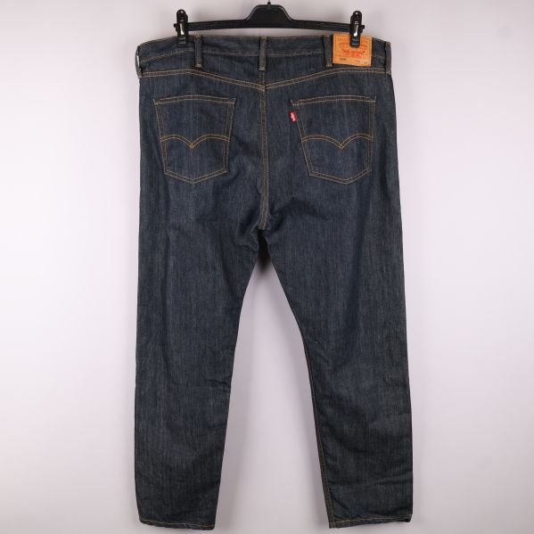 Jeans bakifrån med fickor och logga synliga