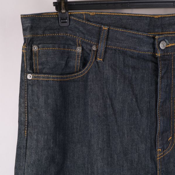 Närbild av jeans framficka och knapp