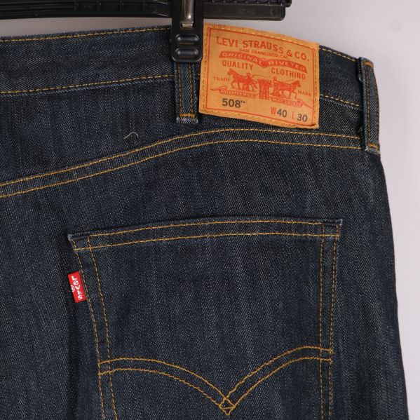 Närbild av jeans etikett och bakficka