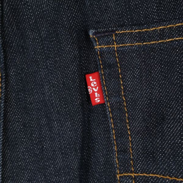 Närbild av Levi's logga på bakficka