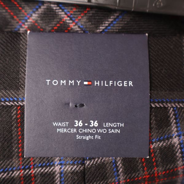 Närbild på Tommy Hilfiger etikett på byxor