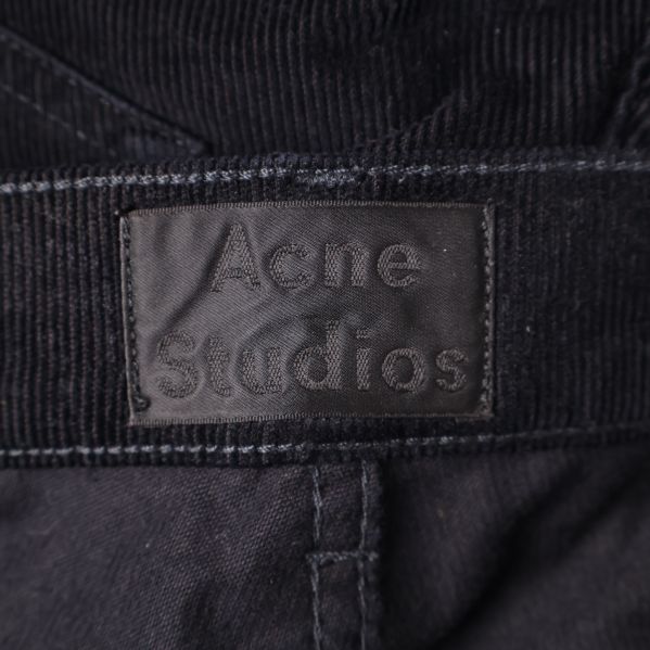 Närbild på Acne studios-logga