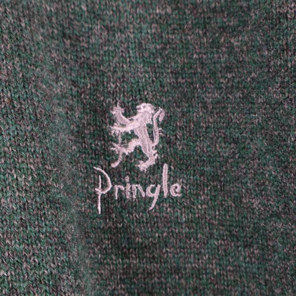 Broderad Pringle-logotyp på tröjans bröst