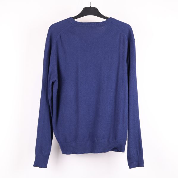 Blå tröja på galge sedd bakifrån